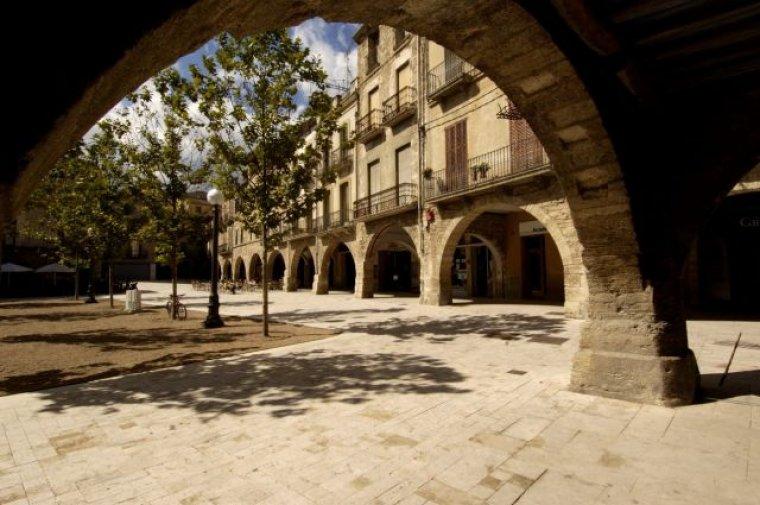 La plaza Mayor de Banyoles, una de las más bonitas de Cataluña
