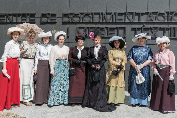 Els vestits d'epoca omplen els carrers de Terrassa durant la Fira Modernista FOTO Centre de Documentació i Museu Tèxtil