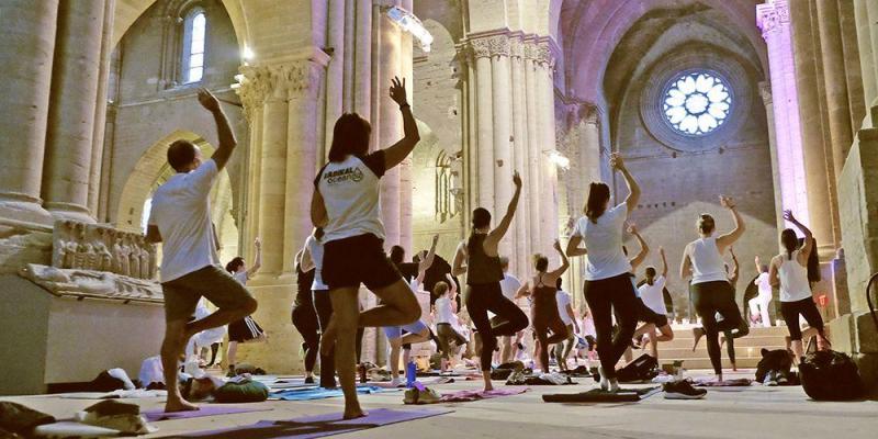 Ioga a la seu Vella de Lleida